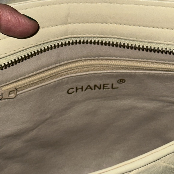 Chanel Cream leather Quilted crossbody Bag - Picture 9 of 14